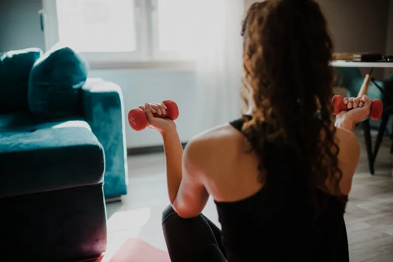 Hatha Yoga dersinden bir kare